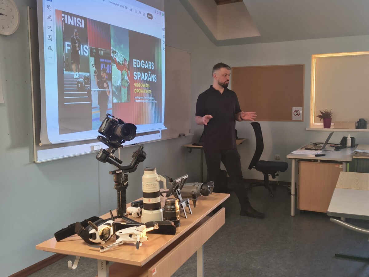 Edgars Sparāns auditorijas priekšā vada nodarbību