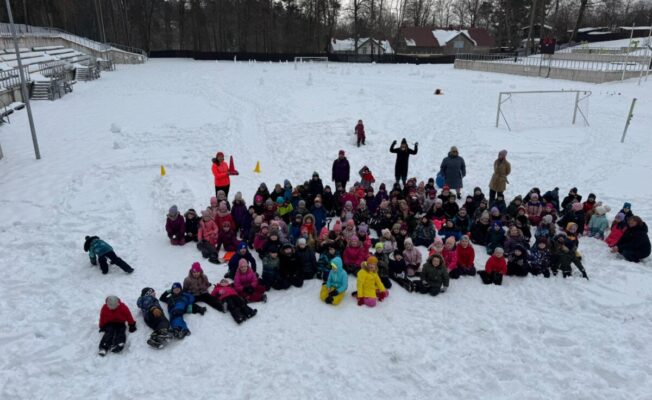 Pirmo klašu skolēni bauda sniega priekus skolas stadionā