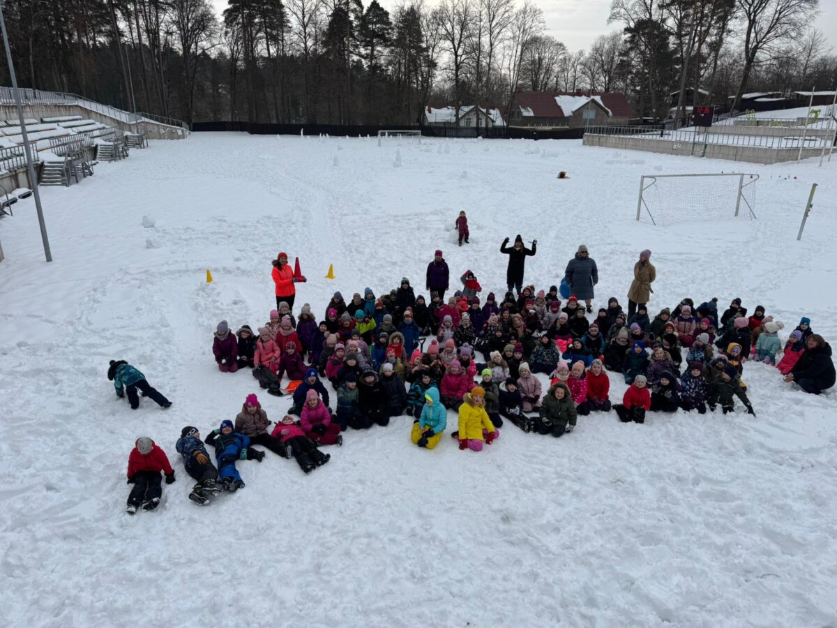 Pirmo klašu skolēni bauda sniega priekus skolas stadionā