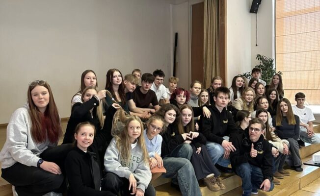 Pašpārvalžu saliedēšanās pasākuma dalībnieku kopbilde uz skolas Lielās zāles skatuves