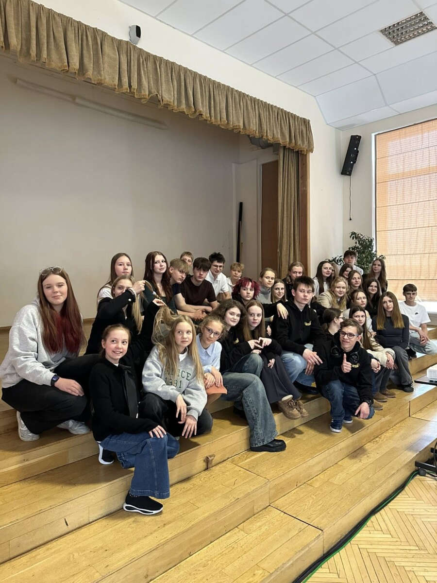 Pašpārvalžu saliedēšanās pasākuma dalībnieku kopbilde uz skolas Lielās zāles skatuves