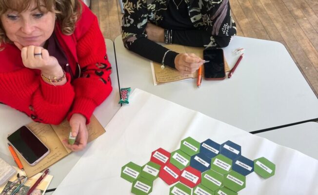 Skolotāja Aiga Motovilova ar ārzemju kolēģi Erasmus+ projekta kursu nodarbībā Dublinā