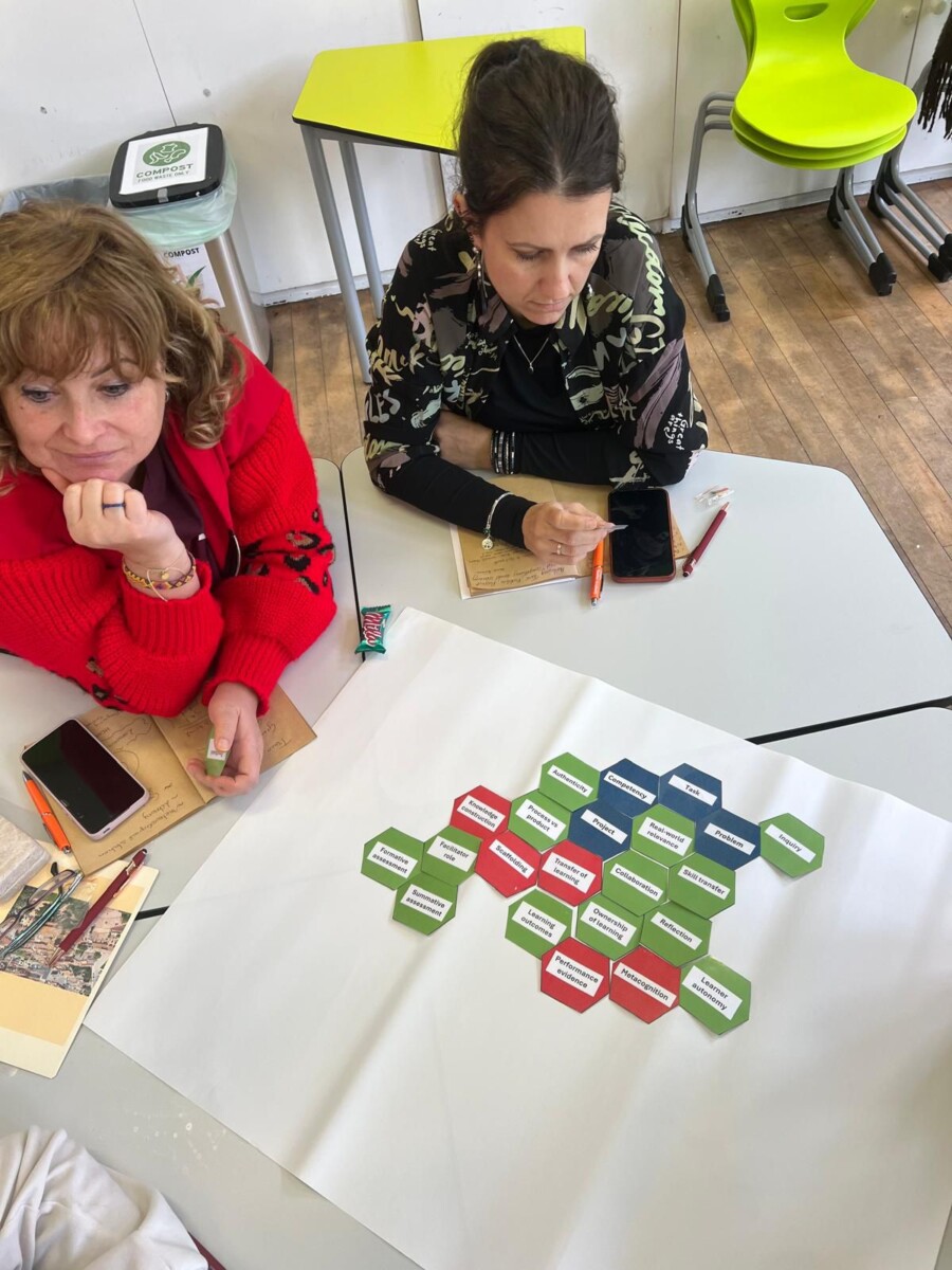 Skolotāja Aiga Motovilova ar ārzemju kolēģi Erasmus+ projekta kursu nodarbībā Dublinā