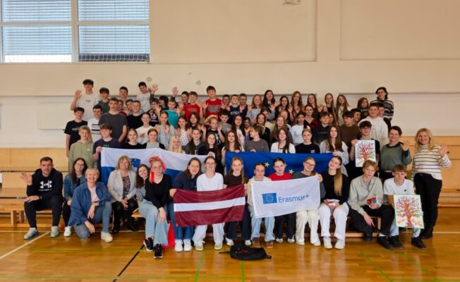 Erasmus+ projekta mobilitātes grupas kopbilde Slovēnijā