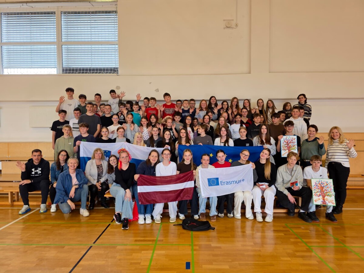 Erasmus+ projekta mobilitātes grupas kopbilde Slovēnijā