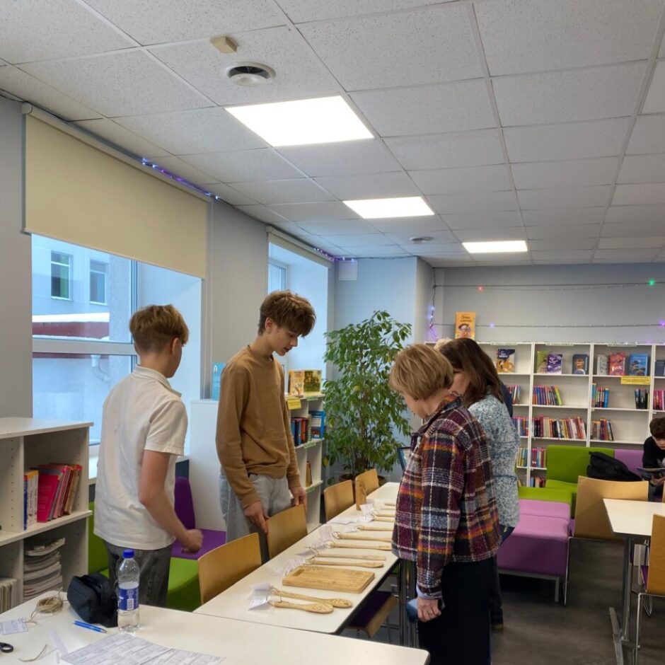 Skolas drektore I.Butevica un direktores vietniece Z.Mundure aplūko skolēnu darbus