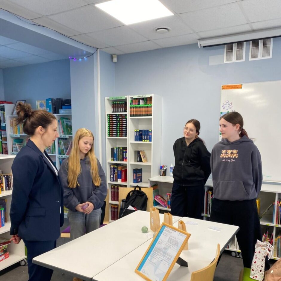 Direktores vietniece L.Andžāne aplūko skolnieču darbus