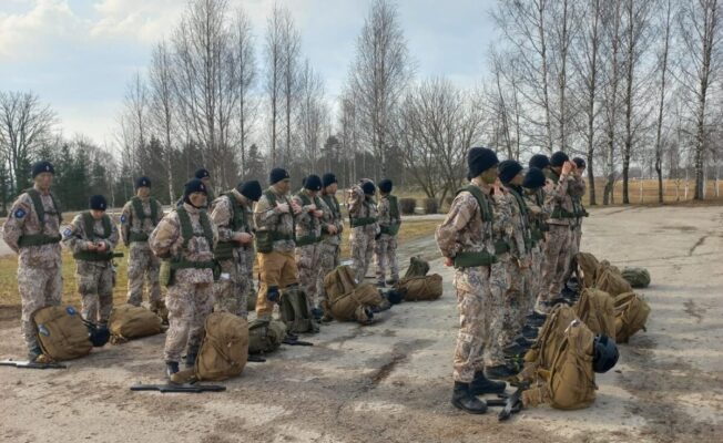 Jaunsargu grupa stāv ierindā