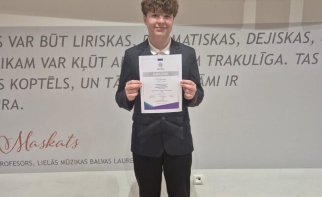 Marks Dubinskis ar diplomu