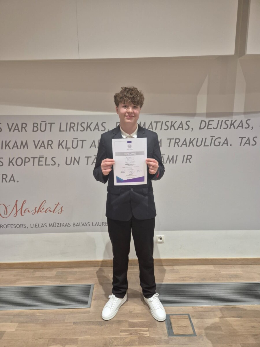 Marks Dubinskis ar diplomu