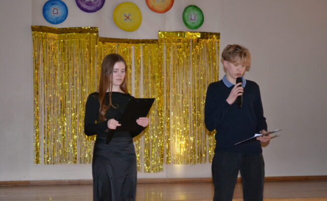 Pogu balles vadītāji uz skolas Lielās zāles skatuves