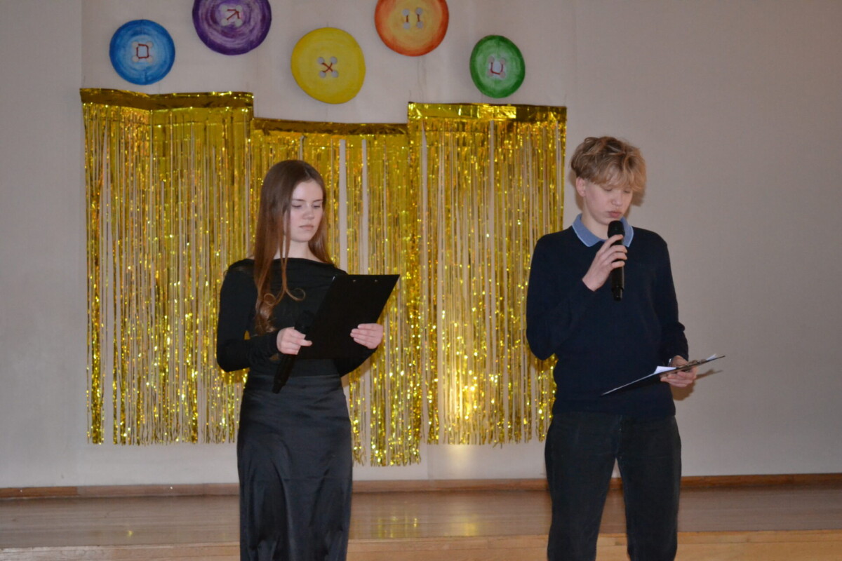 Pogu balles vadītāji uz skolas Lielās zāles skatuves