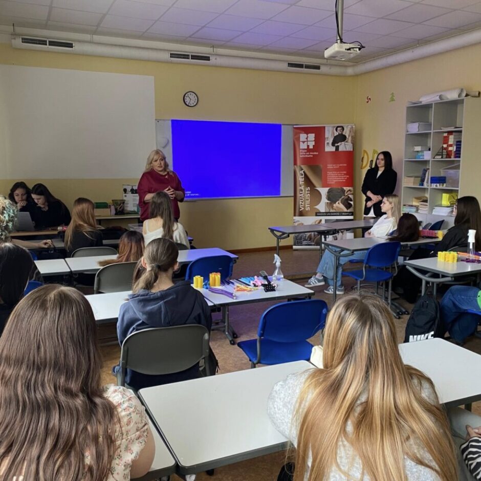 Rīgas Stila un modes tehnikuma pārstāves stāsta mūsu skolēniem par mācību iespējām un radošajām profesijām pēc 9. klases