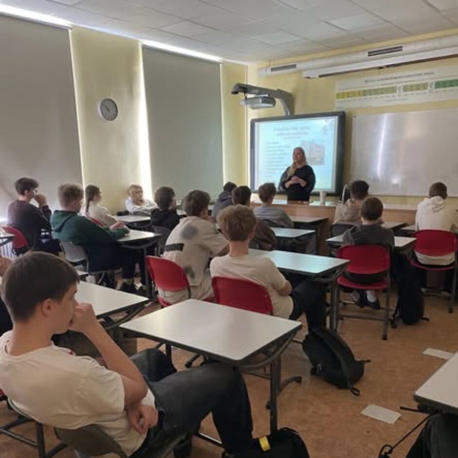 Rīgas Tehniskās koledžas pārstāve iepazīstina 9. klases skolēnus ar tehniskajām izglītības programmām un iestāšanās iespējām