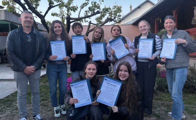 &.klases skolēni u skolotāja K.Savicka ar diplomiem Erasmus+ projekta braucienā Horvātijā