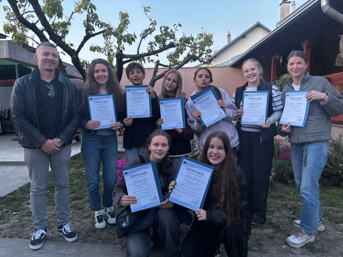 &.klases skolēni u skolotāja K.Savicka ar diplomiem Erasmus+ projekta braucienā Horvātijā