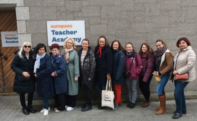 Skolotāja Nora Heinrihsone kopā ar paŗējiem kursa dalībniekiem, pie Europass teachers academy Īrijā