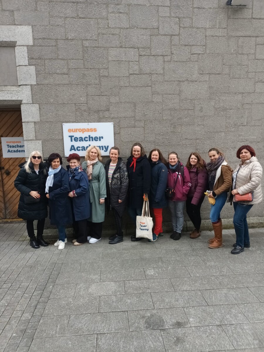 Skolotāja Nora Heinrihsone kopā ar paŗējiem kursa dalībniekiem, pie Europass teachers academy Īrijā