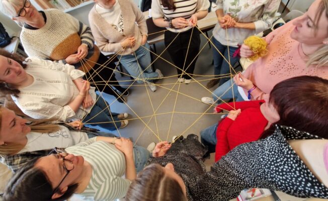 Erasmus + kursi Nīderlandē “A Happy Lesson: Valuable Tips to Create a Joyful Classroom” dalībnieki nodarbībā ar diegiem