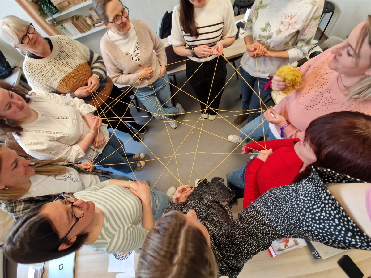 Erasmus + kursi Nīderlandē “A Happy Lesson: Valuable Tips to Create a Joyful Classroom” dalībnieki nodarbībā ar diegiem