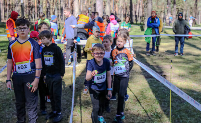 Skolēni orientēšanās sacensību trasē