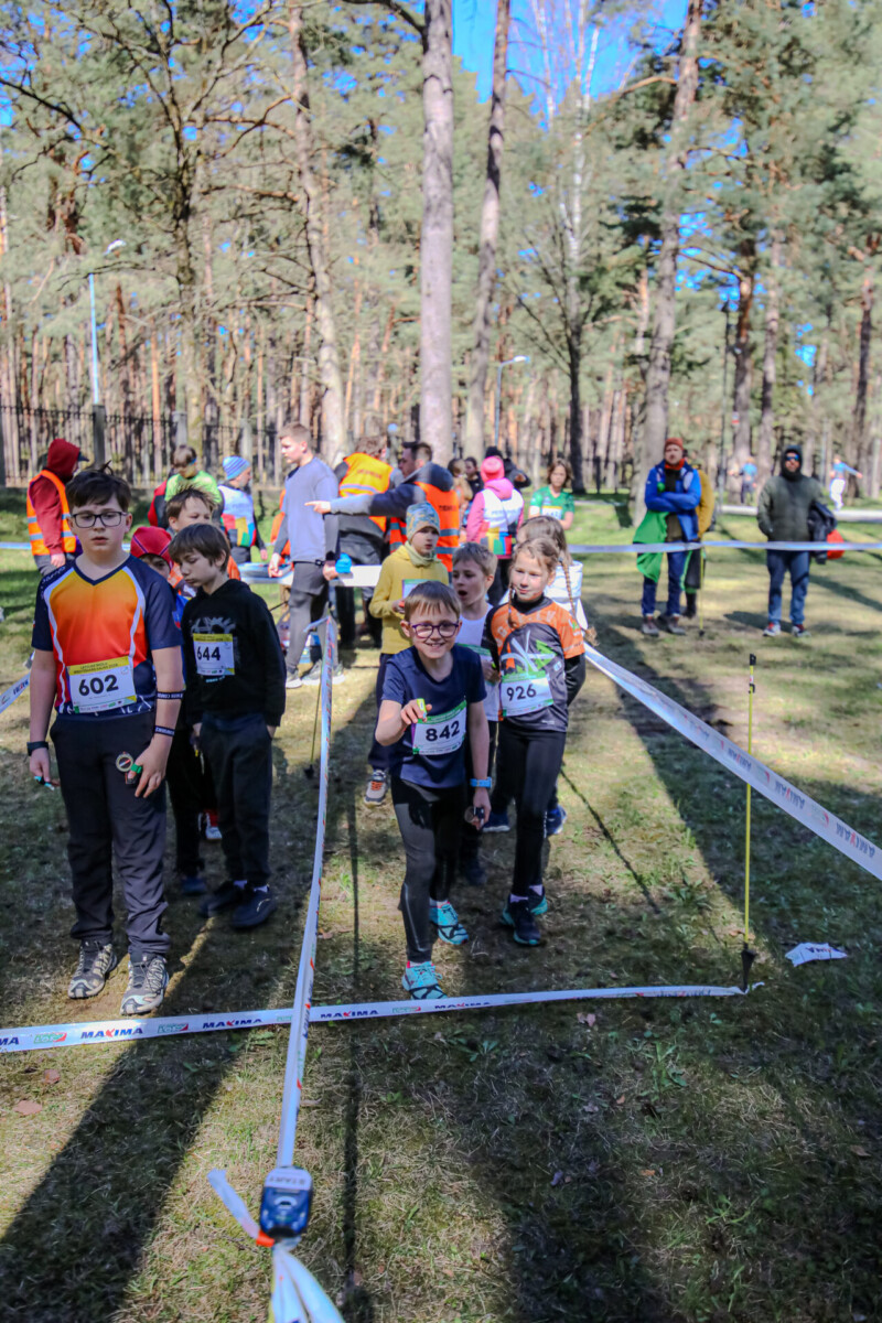 Skolēni orientēšanās sacensību trasē