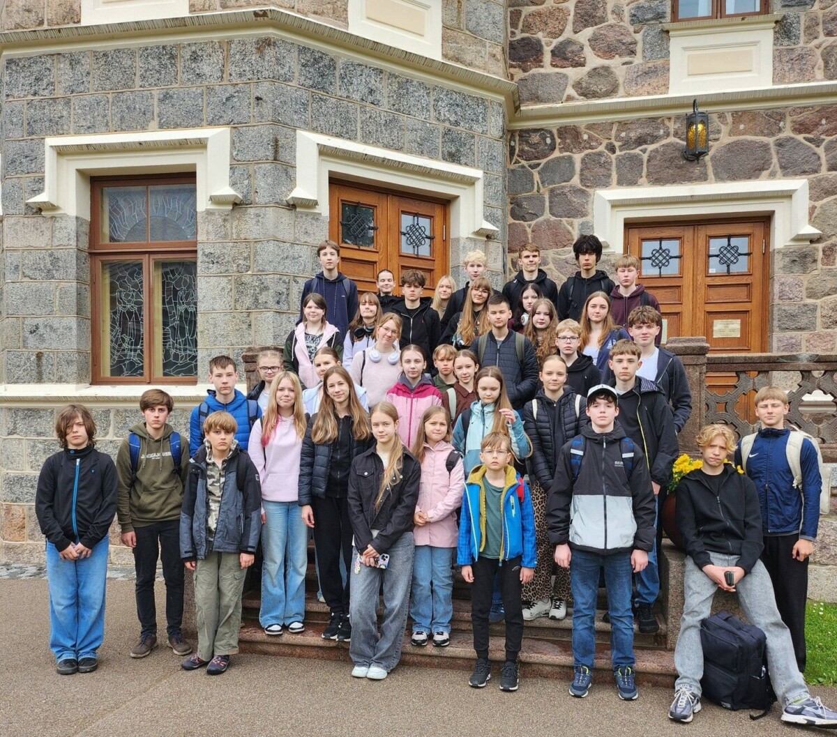 Ogres Kalna pamatskolas skolēnu grupa Siguldas pils teritorijā pasākumā 