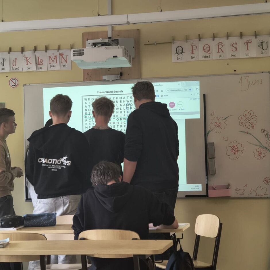 Mācību stunda, skolēnu grupa pie tāfeles.