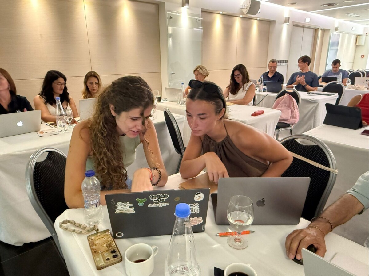 Skolotāja Džūlija Pivare kopā kolēģi profesionālās pilnveides kursos “AI-Enhanced Learning Experiences: The Future of Education” Griekijā