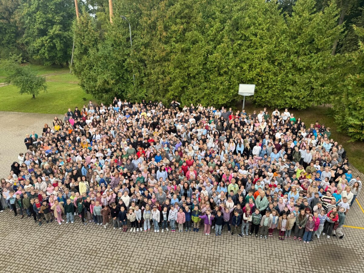 Skolas kolektīva kopbilde