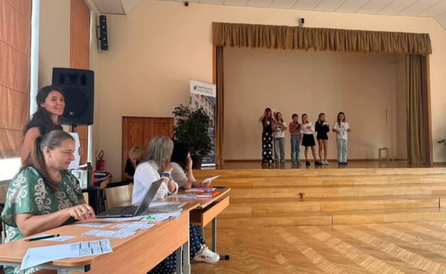 Kreisajā pusē Dzejas dienu žūrija un dalībnieki uz Lielās zāles skatuves