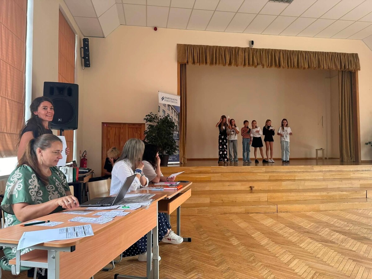 Kreisajā pusē Dzejas dienu žūrija un dalībnieki uz Lielās zāles skatuves